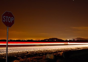 Ночной дорожный знак