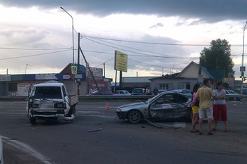 Авария под Иркутском: столкнулись седан и грузовик